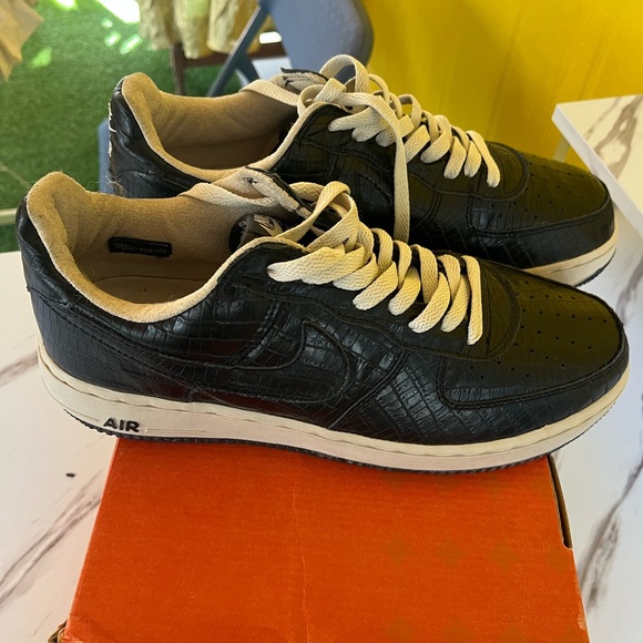 Classic Black Crocodile-Pattern Sneakers - Picture 1 of 16